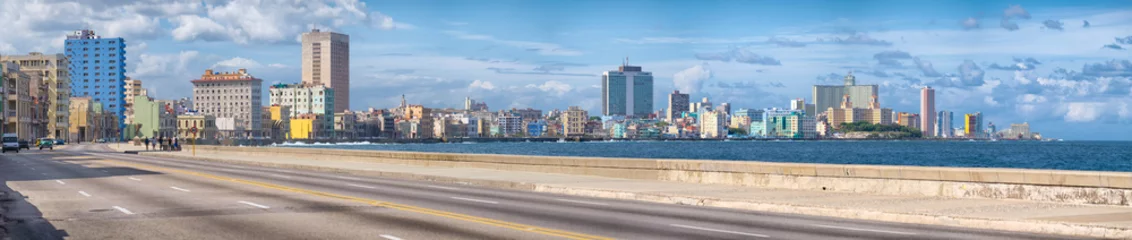 Zelfklevend Fotobehang De skyline van Havana en de beroemde Malecon Avenue aan zee © kmiragaya