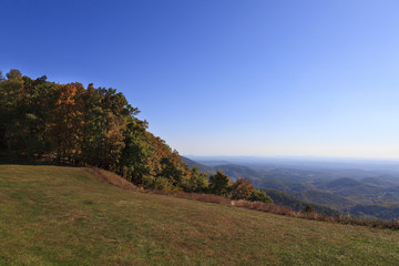 Fototapeta na wymiar The mountains in Virginia from the Blue Ridge Parkway in the fall