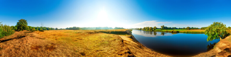 Fototapeta na wymiar Panorama einer Flusslandschaft in Deutschland an einem sonnigen