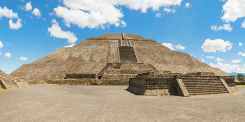 Fototapeta na wymiar Pyramid of the Sun