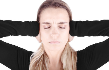 Donna si tappa orecchie con mani o concentrata o silenzio