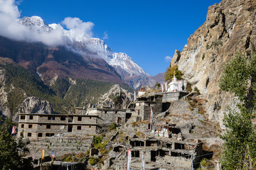 Obraz premium Traditional stone build village of Manang. Mountains in the background. Annapurna area, Himalaya, Nepal