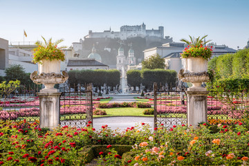 Naklejka premium Ogród Mirabell w Stadt Salzburg rano latem, Salzburg, Austria