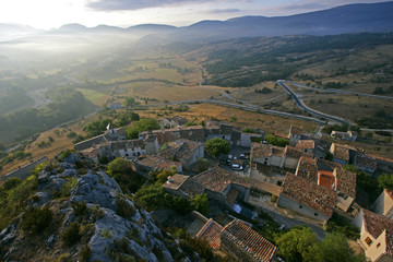 Fototapeta premium foggy valley n town
