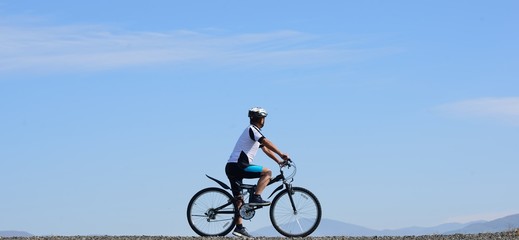 青空をマウンテンバイクで走る