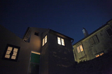 lit windows n bldgs at nite