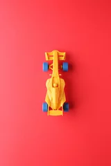 Fototapeten Rennauto-Spielzeug auf rotem Papierhintergrund © lunglee