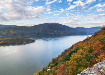 The Hudson river in New York State during the fall foliage season - obrazy, fototapety, plakaty