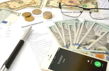Obraz premium income statement phone and money