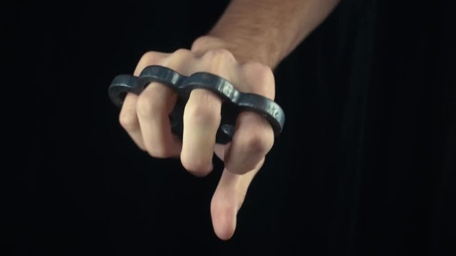 Placing knuckle-duster on the hand