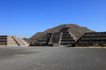 Fototapeta na wymiar Impressive view to pyramid of the moon and avenida of the dead at Teotihuacan