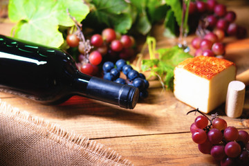 Obraz premium Cheese, grape and wine bottle