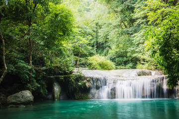 Obraz premium Wodospad Erawan, piękny wodospad w głębokim lesie w Parku Narodowym Erawan - Piękny wodospad na rzece Kwai. Kanchanaburi, Tajlandia