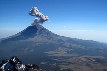 Schilderijen op glas Active Popocatepetl volcano in Mexico, one of the highest mountains in the country © reisegraf