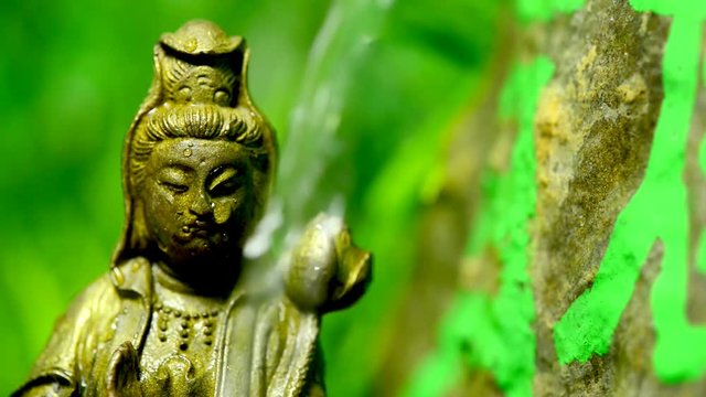 Guanyin Statue an chinesischer Drachen-Quelle
