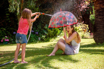 kind mit gartenschlauch wasser marsch im sommer garten