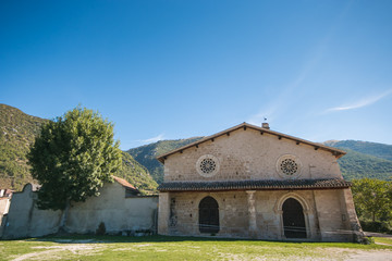 Facciata della chiesa di San Salvatore a Campi di Norcia simbolo del terremoto del 26 ottobre 2016