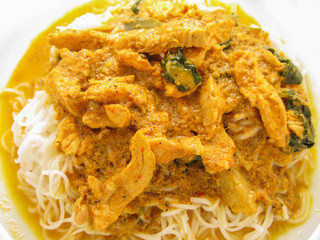 close up rice noodle with chicken curry sauce