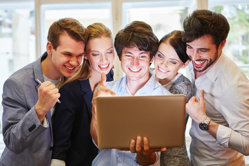 Business Team jubelt um Laptop Computer
