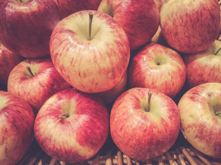 red apples