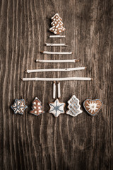 Obraz na płótnie Canvas Handmade Christmas tree and gingerbread cookies