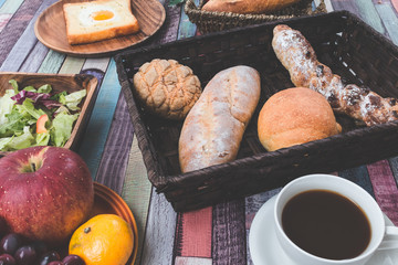 朝食 コーヒーとパン サラダ
