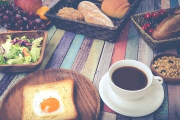 朝食 コーヒーとパン サラダ