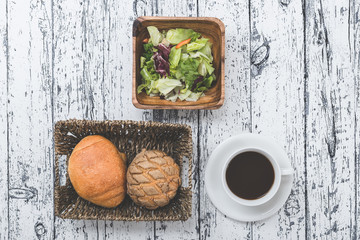 朝食 コーヒーとパン サラダ