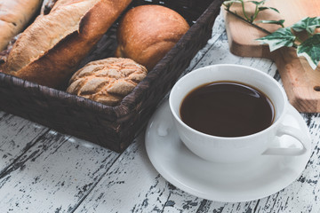 朝食 コーヒーとパン
