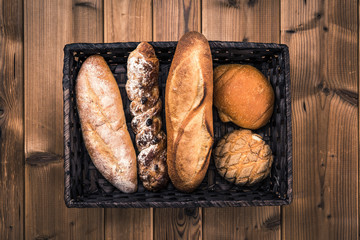 バスケットに入っているたくさんのパン