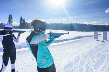 Wintersportler beim Schießen mit dem Biathlongewehr
