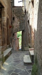 Fototapeta na wymiar vicolo tra le mura di S. Gregorio da Sassola