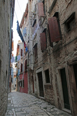 Fototapeta na wymiar narrow street n hanging laundry