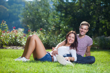 Fototapeta premium happy couple sitting in park