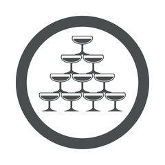 Icono plano piramide copas champan en circulo color gris