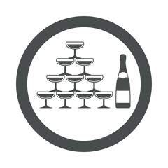 Icono plano piramide copas champan y botella en circulo color gris