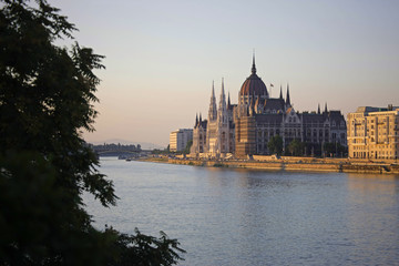 Fototapeta premium parliament n river view