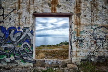 Ruinen und verfallene Häuser in Spanien mit Graffiti