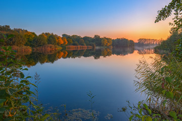Goldener Oktober 1 / Sonnenuntergang am Thielenburger See in Dannenberg (Wendland, Niedersachsen). Aufgenommen am 25. Oktober 2016.