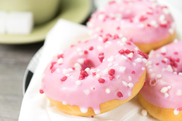 Donuts und eine Tasse Kaffee