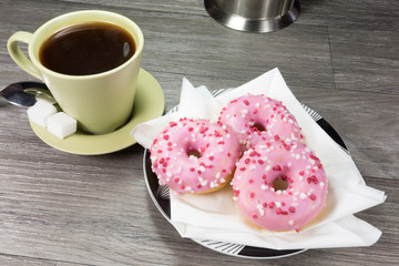 Donuts und eine Tasse Kaffee zum Frühstück