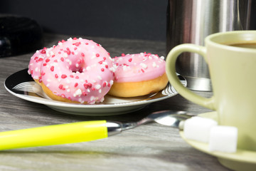 Leckere Donuts und eine Tasse Kaffee