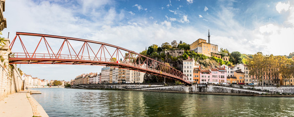 Obraz premium La Passerelle de l'Homme de Roche sur la Saône à Lyon