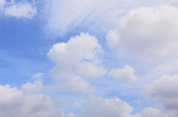 Obraz premium White clouds in blue sky