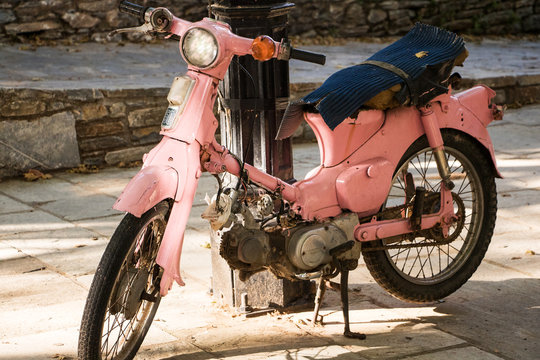 Altes rosa Moped