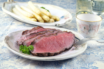 Roast Beef mit weißem Spargel