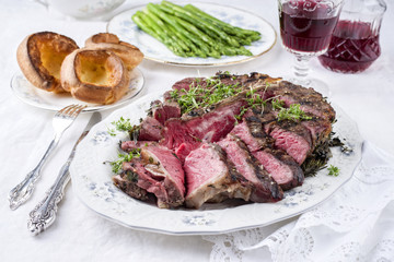 Porterhouse Steak mit Yorkshire Pudding und grünen Spargel