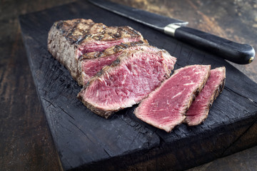 Barbecue Hüftsteak Steak auf verkohlten Holz