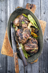 Lammhaxen mit Grillgemüse in Kupfertopf