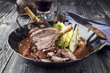 Lammhaxen mit Gemüse in Rotweinsauce